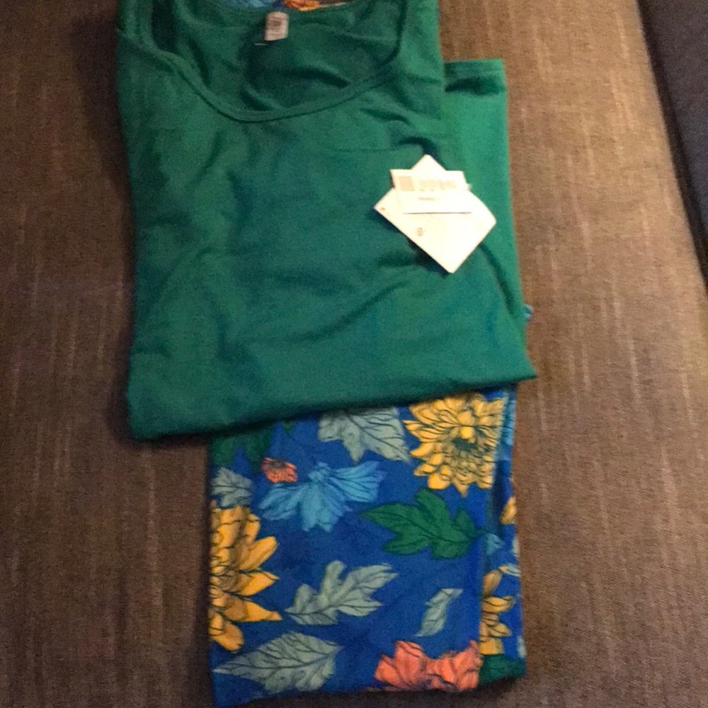 LuLaRoe Outfit TC leggings & small perfect T